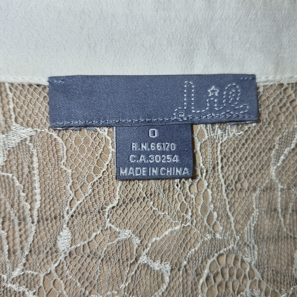 White Lace-Back Ruffle Button-Up Blouse - Picture 6 of 7